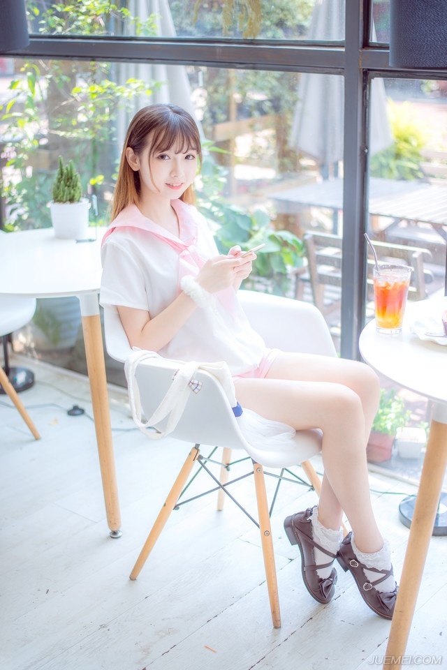 “结阵！”陈到眼见对方悍然动手，只能无奈的迎战，只是陆地上训练有素的军队，此刻在水中，面对敌军的冲击却显得有些混乱不堪，甚至在对方的猛冲撞过来之前，连一个简单的阵型都无法完成。